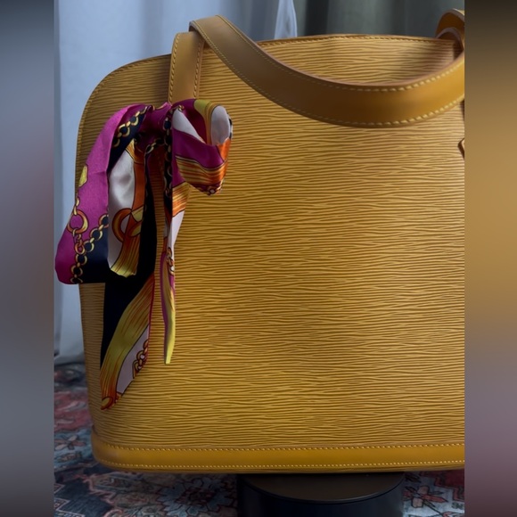 EUC LV (Pristine Interior) Epi Lussac Yellow Leather Louis Vuitton Shoulder Bag - Picture 9 of 12